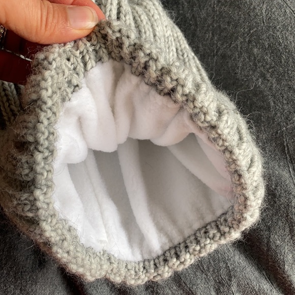 NWT pompom beanie - Picture 2 of 3